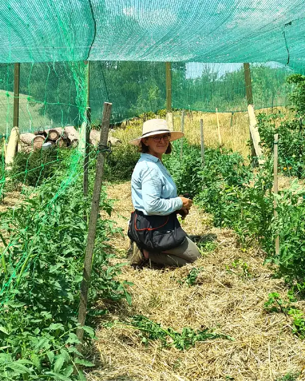 Lélekélettan Mentor Program alapítója, Pindrok Beáta a kertjében, amely a belső fejlődés, a növekedés és a természetes érési folyamatok szimbóluma a mély önismereti út során.