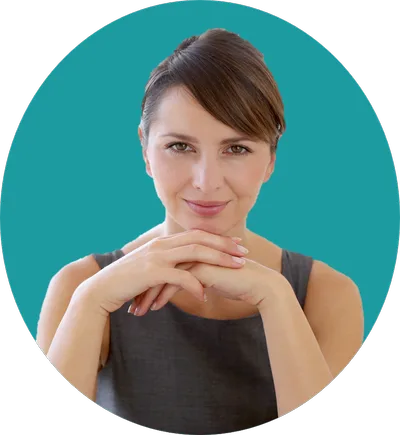 Pszichológiai erőforrások és mentális jólét Egy mosolygó, nyugodt női arc, aki az állát a kezére támasztva néz a kamerába, a Lélekélettan bio-pszicho-szociális modelljének pszichológiai erőforrásait jelképezve.