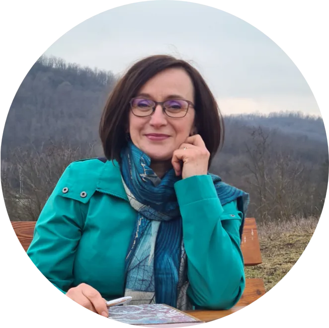 Pindrok Beáta – Kulcsok Mentorprogram, Lélekélettan & Mentális folyamatok Pindrok Beáta, a Lélekélettan alapítója, és oktatója, aki az érzelmi érettség, a mentális folyamatok és a belső integritás elérésében nyújt kísérést. A képen nyugodt, figyelmes arckifejezéssel, kék kabátban, természetes fényben látható.