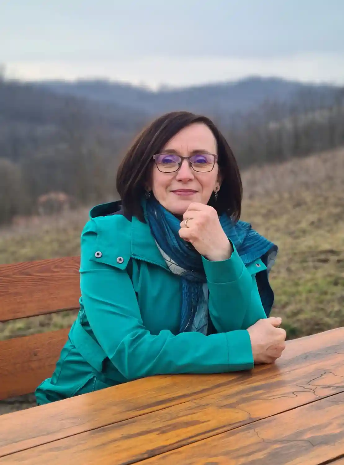 Lélekélettan mentor program alapítója, Pindrok Beáta portréja, aki az érzelmi mélységet, a finomhangolt kísérést és a biztonságos belső tér megteremtését képviseli a mentorálás során.