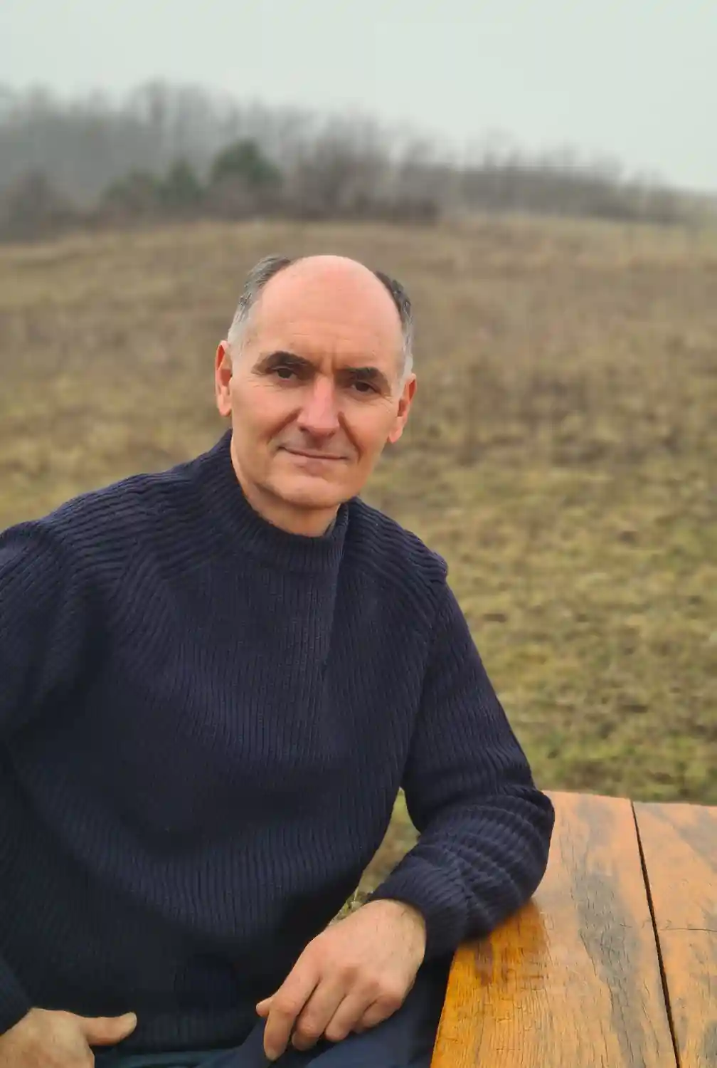 Lélekélettan mentor program társalapítója, Váczy József portréja, aki a rendszerszintű stabilitást, a tapasztalati tudást és a fegyelmezett belső erőt képviseli a kísérési folyamatban.