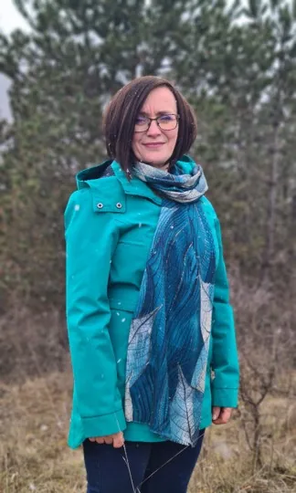 Pindrok Beáta, a Lélekélettan mentora a szabadban; az érzelmi mélységet, a megtartó női energiát és a 39 éves közös út tapasztalati tőkéjét szimbolizálja.