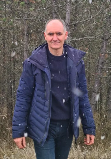 Váczy József, a Lélekélettan mentora a természetben; a rendszerszintű stabilitást, a fegyelmezett férfierőt és a cselekvő gyógyulás hitelességét képviseli.