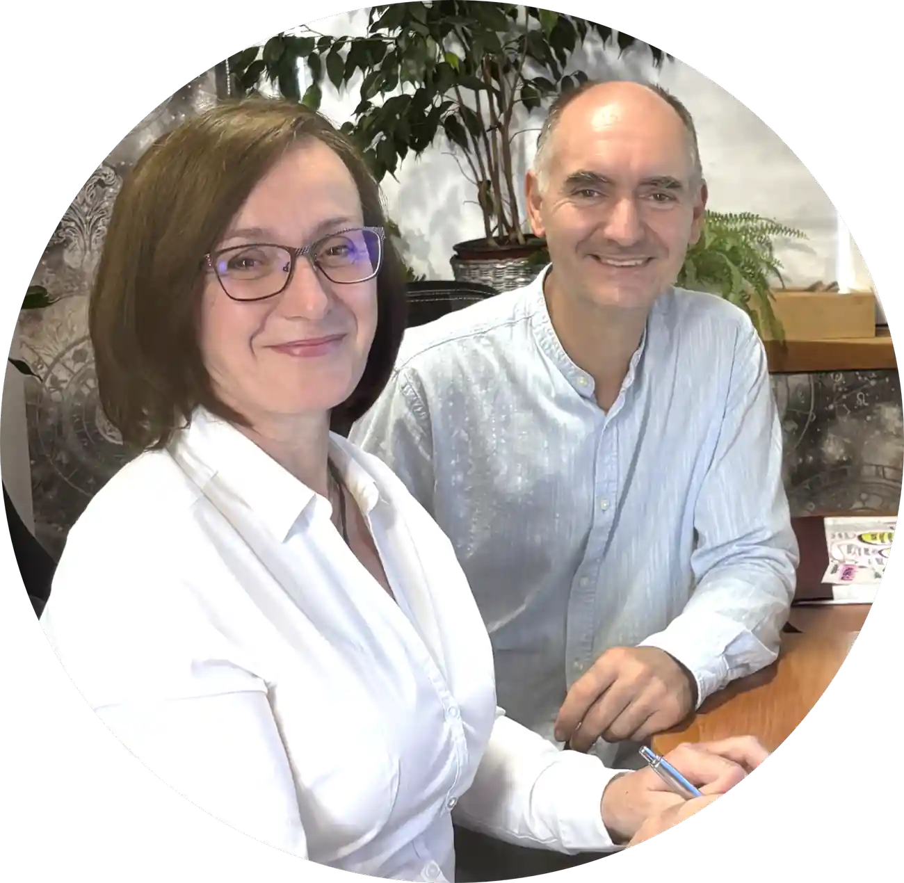 Lélekélettan alapítók. Pindrok Beáta és Váczy József A Lélekélettan Mentálhigiénés Mentorprogramok alapítói: Pindrok Beáta és Váczy József mentálhigiénés szakemberek, a közös mentorálás és a kettős figyelem megtestesítői.